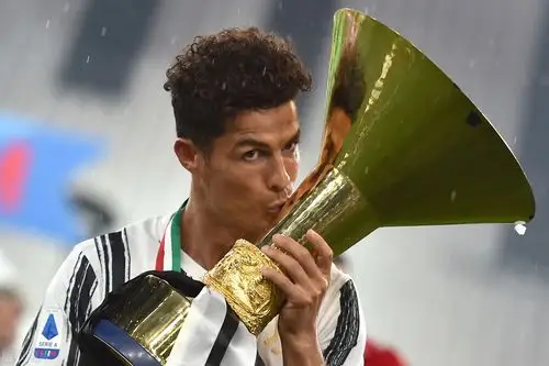 高清图:c罗深情亲吻冠军奖杯 尤文全队共同庆祝