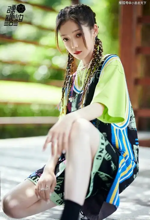 硬糖少女彩绳脏辫造型时尚写真