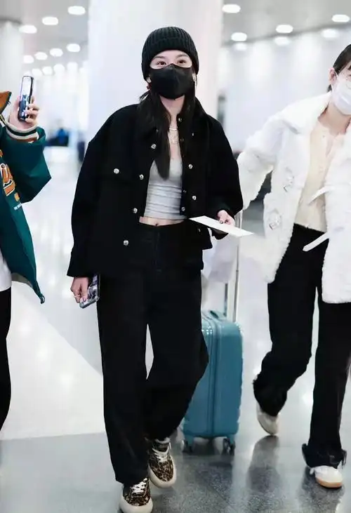 宋祖儿黑色夹克搭配同色系牛仔裤与针织帽酷飒时髦