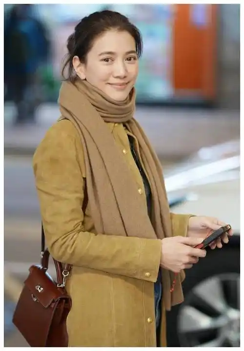 原创袁咏仪52岁近照曝光依旧素颜颜值超高爆改明星都该借鉴