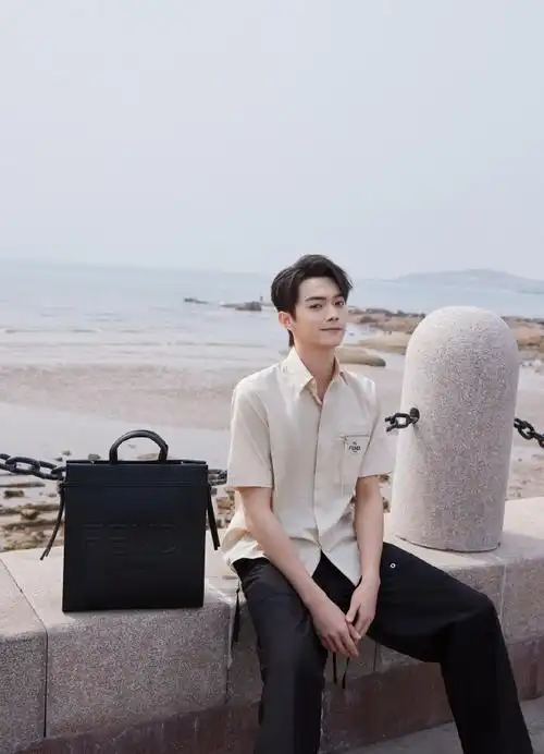 身穿米白色衬衫,整个人都非常的大气,温和,让人看到之后就觉得非常的