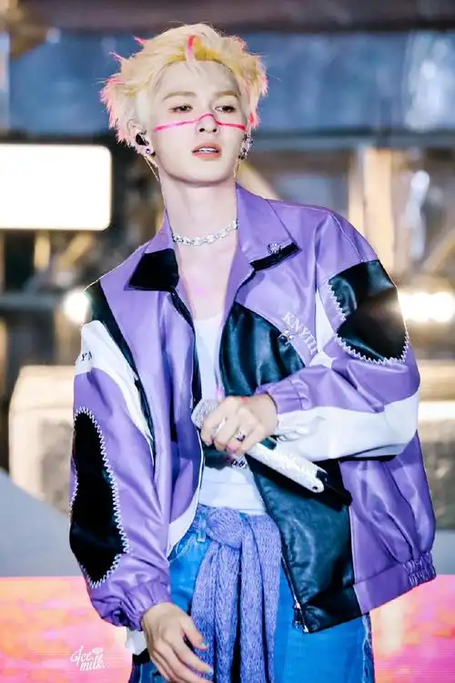 朱正廷成都欢乐谷大运音乐节#朱正廷把应援色印在身上和脸上现场太撩