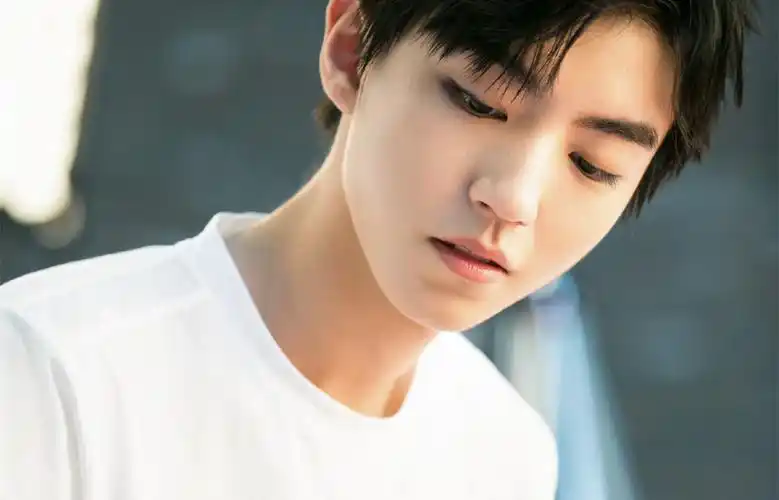 清新帅气王俊凯壁纸_最简单也最帅气