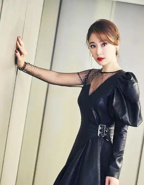 林心如找对穿搭路线一袭黑色短裙美得高调又少女好身材真抢镜