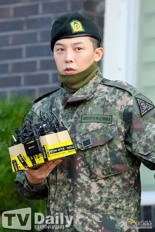 权志龙(gd)结束服役从陆军地面作战司令部退伍!现场聚集3000多名粉丝