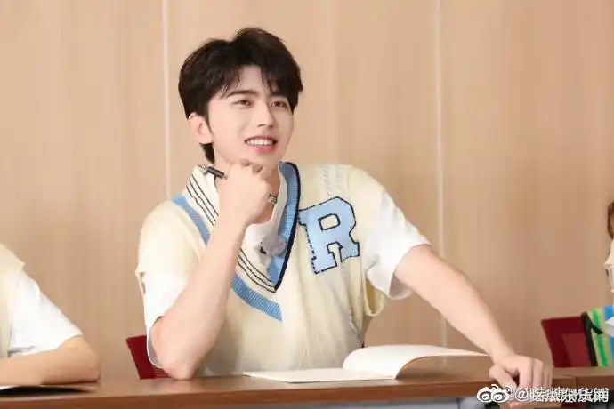 蔡徐坤奔跑吧四宫格剧照