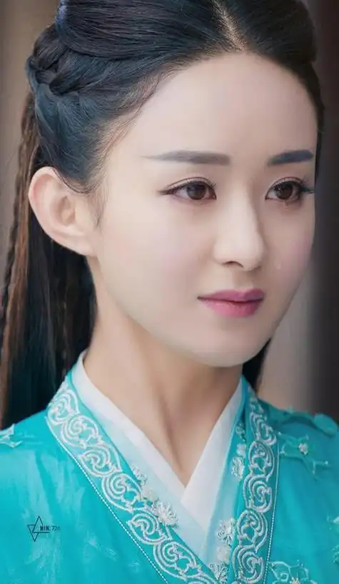 2021年离了婚,但赵丽颖没停下脚步.