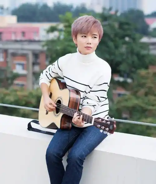 原许飞发文求放手,跪下自拍,有些东西看得见却无法解释_尚雯婕_音乐