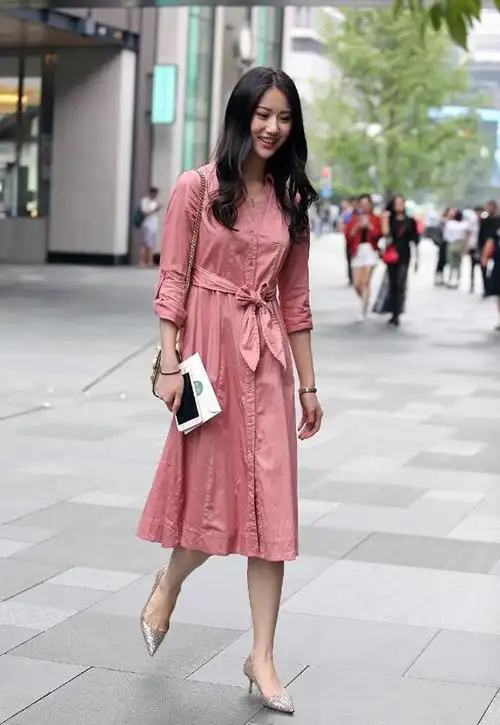 长至膝盖的粉红长裙搭配银色的尖头高跟鞋优雅中带着少女心