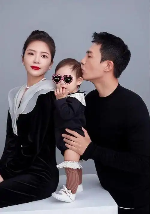 杜淳晒一家三口合影亲吻女儿脑勺显慈爱老婆涂大红唇身材性感