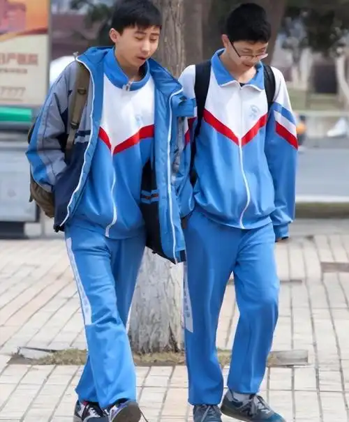 各地学校应要求学生上学时必须穿校服,校服是一种象征,更是学校的标志