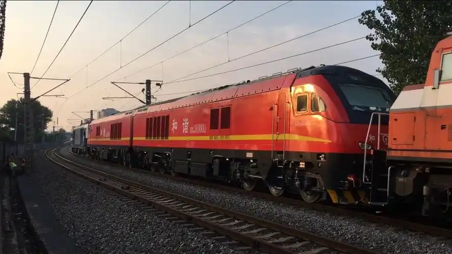 昨日上午有车迷朋友偶然发现大连机车厂hxn3k内燃机车试运行专列开行