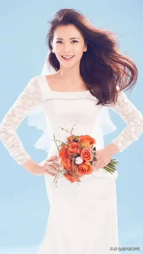 刘涛巴黎秀场遇港媒采访,轻松用粤语自我介绍,毕竟她是幸子小姐_媳妇