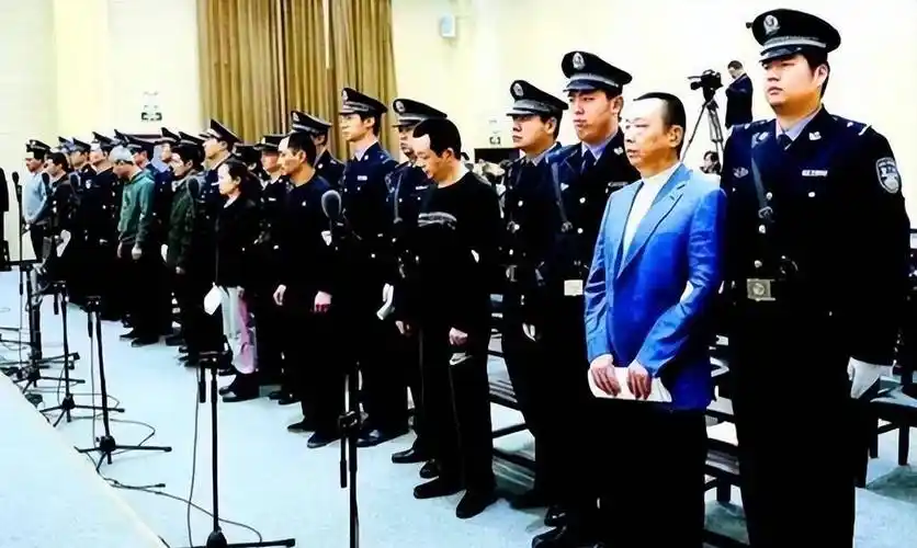 《狂飙》原型刘汉,染指12位女星,一餐上百万,死刑前痛哭不已_生活