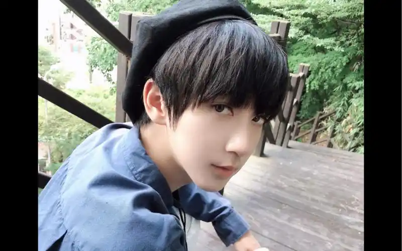 【贺峻霖】记录一下戴帽子的贺峻霖,以前的小屁孩长成男朋友的样子了