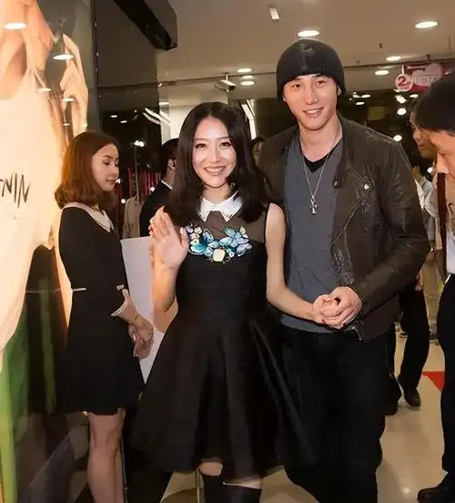 此后丁一对白冰极尽宠爱.