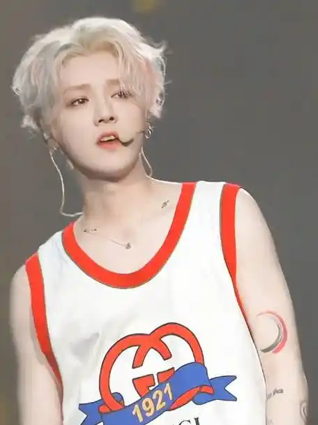 一直看一直心动,永远可以相信鹿晗的神颜,演唱会银发造型,谁看了不说