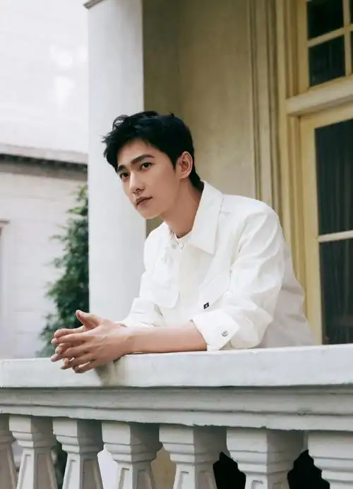 p>杨洋,1991年9月9日出生于上海,籍贯安徽合肥,毕业于中国人民解放军