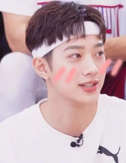 俊俏少年赖冠霖时尚写真