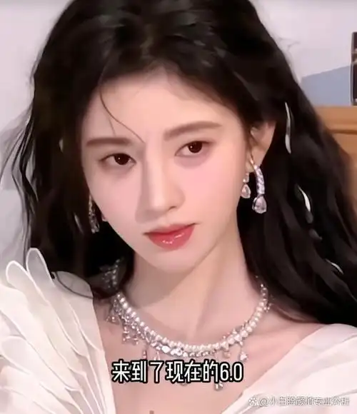 这是鞠婧祎出道前脸宽崎岖,面中凹陷似盆地.