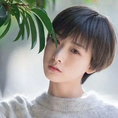 这种帅气短发也可以变得清新,长度齐耳最显清爽气质,非常适合夏季选择