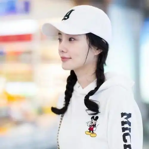 李小璐人长得漂亮家庭又幸福,就是跟自己的脸过不去!