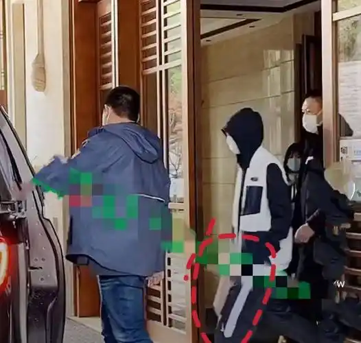 原创王一博和赵丽颖演对手戏一个跑一个追面部表情太严肃