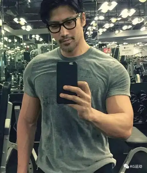 当然 身材好的人衣品是不会差的 (k妹觉得他留胡子有点金城武的