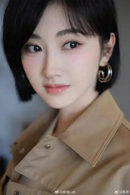 今天的@景甜 走的是休闲随性风～眼下腮红满满的少女