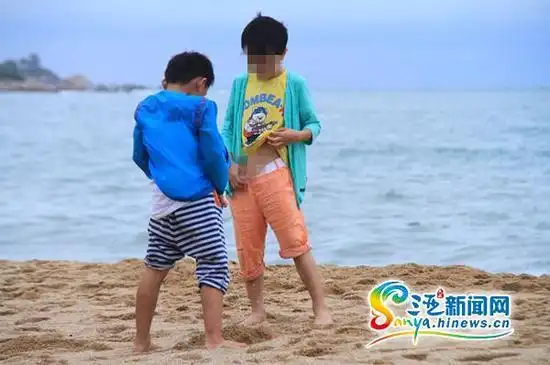小朋友在景区沙滩上小便(通讯员 李虎虎 摄)