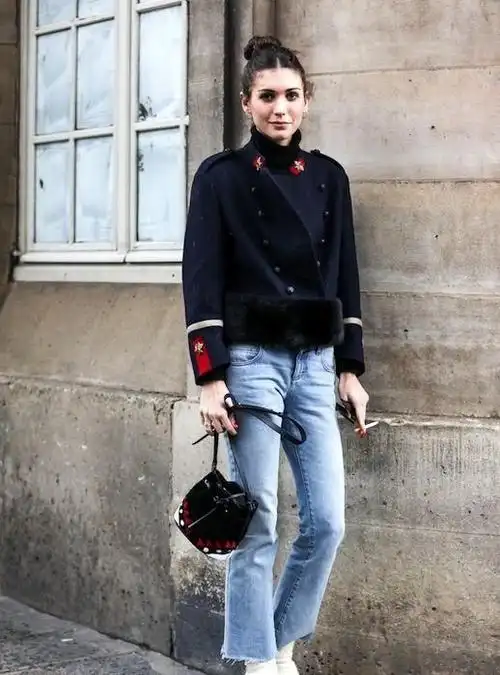 白色短靴如何搭配衣服(白色短靴如何搭配黑色羽绒服)图1