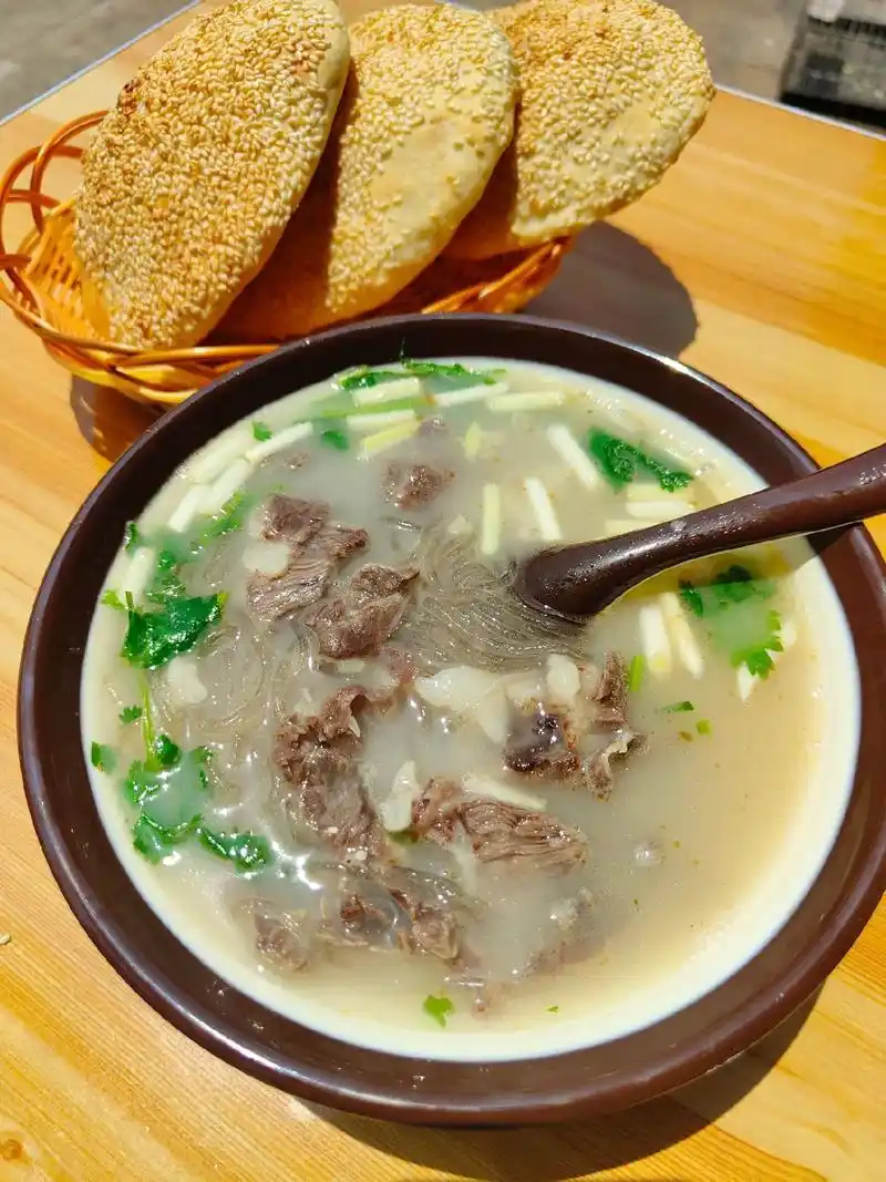 天冷啦,快来喝碗热腾腾的牛肉汤吧!吃一口香酥 - 抖音