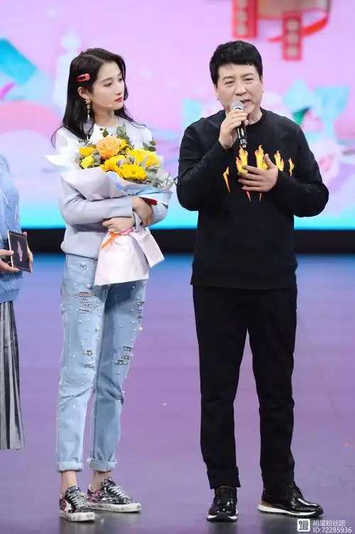 气质真的太重要了,关晓彤已然成了合影杀手