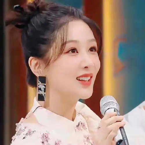 感觉很久没有看过杨紫的综艺了期待下周的你好星期六!