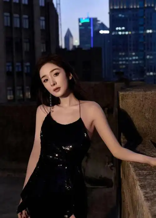 baby的这身造型,就连杨幂出场都无法和她比拟,杨幂这次有些暗黑女王的