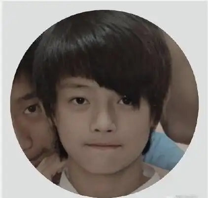 小时候五官就十分精致标准,看来孟子义是天生