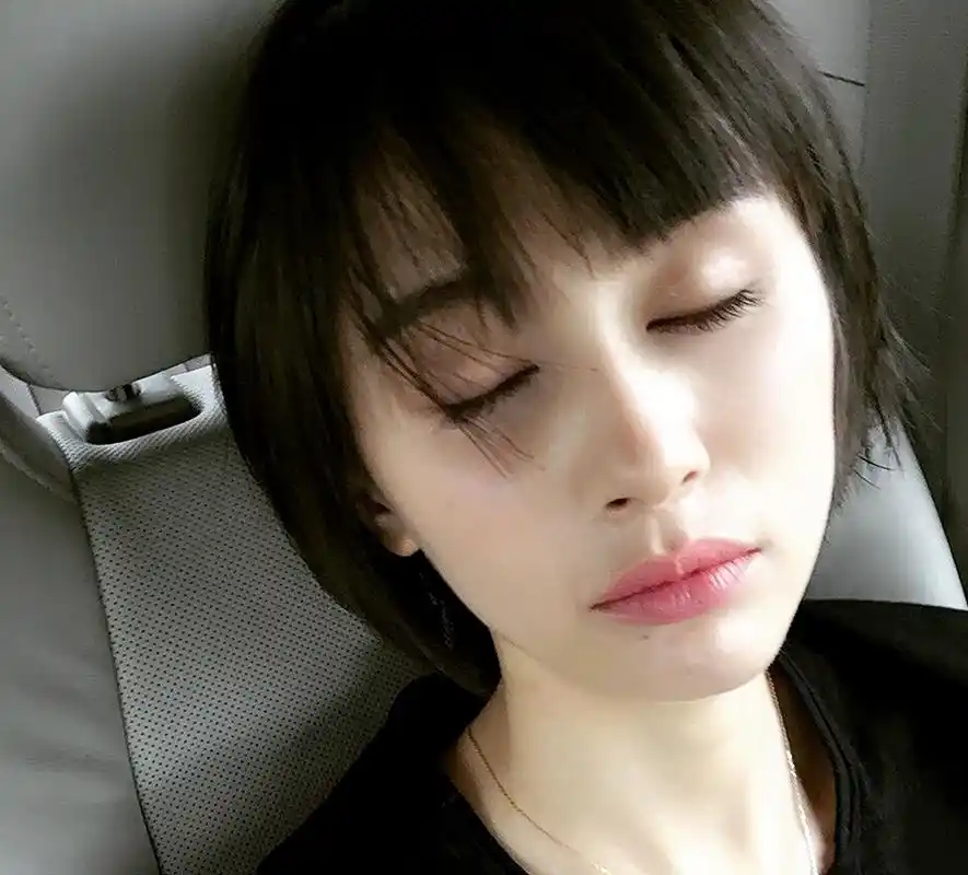 王子文的旧照!看着脚形就知道发不了财