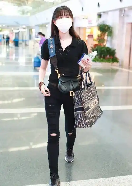 原创袁冰妍长了张娃娃脸就算穿露脐装配工装短裤不帅反而很甜美