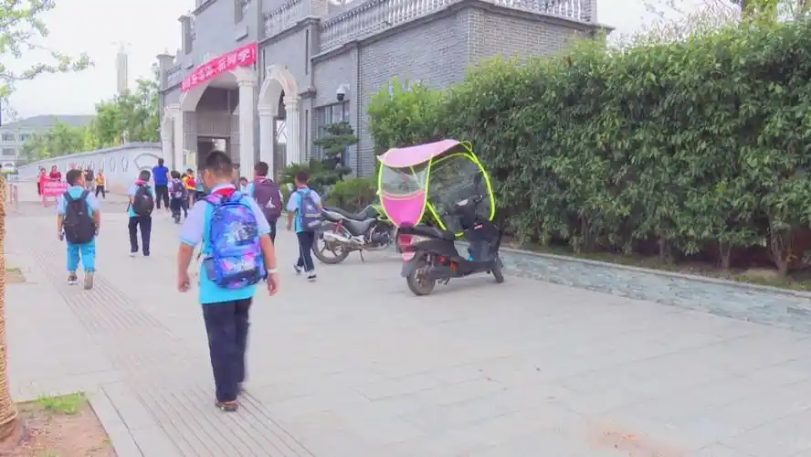 余庆这些孩子上学从1小时爬坡山路秒变10分钟步行,原来是因为……_易