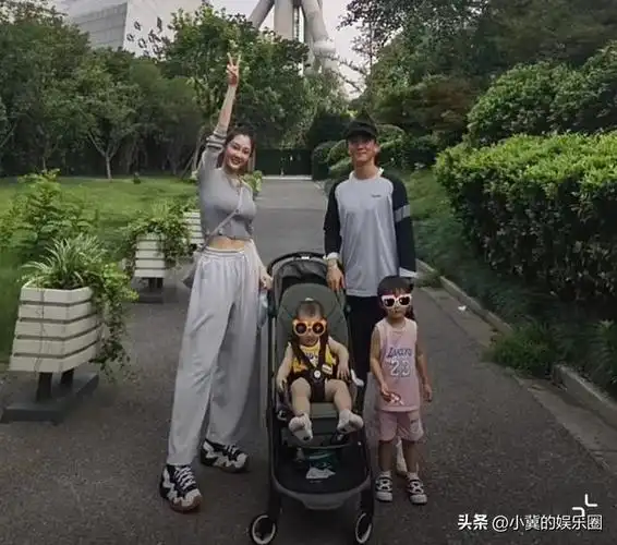 郑恺一家5口韩国旅游,苗苗新发型好抢眼,为省钱一家分开坐!