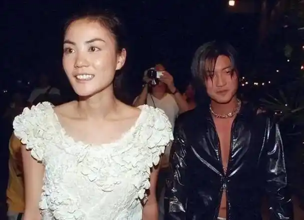 王菲谢霆锋第三胎真相曝光不仅兔唇还地包天引网友热议