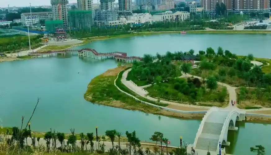 2美食篇鹿邑县比较知名的特产有宋河粮液,鹿邑大曲,观堂麻片,邱集烧饼