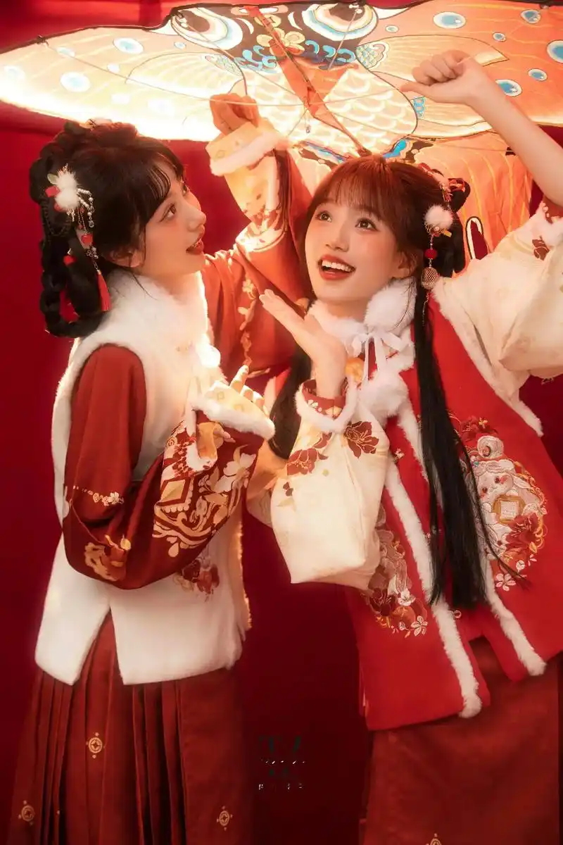 姐妹成对 好运加倍😍超喜庆新年闺蜜写真.快和姐妹一起来ge - 抖音