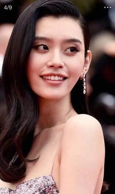 王源戛纳外网无修,表情姿势都很僵硬,但比奚梦瑶的微笑唇好多了