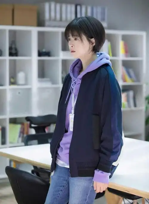 蒋欣减肥太成功还剪了新的齐刘海穿风衣凹造型美得高级惊艳