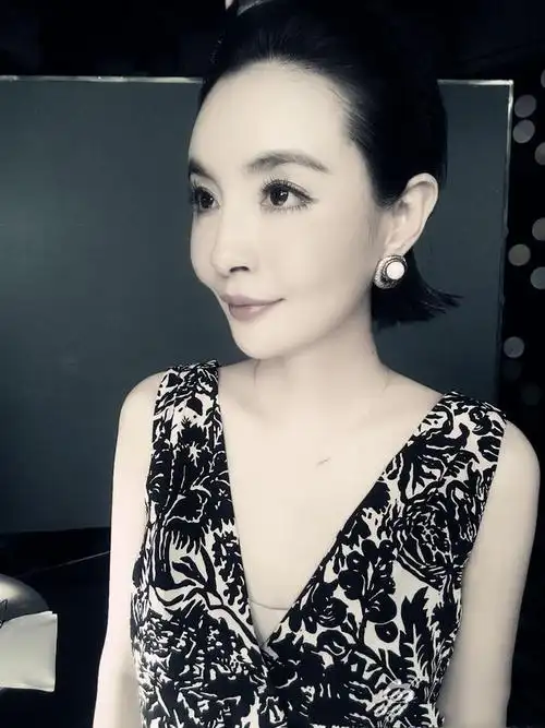 李思思 整容,她是央视著名主持人,却因整容丢掉前程,网友:看见她就关