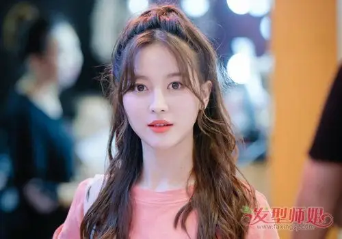 女生中分长刘海半扎发发型