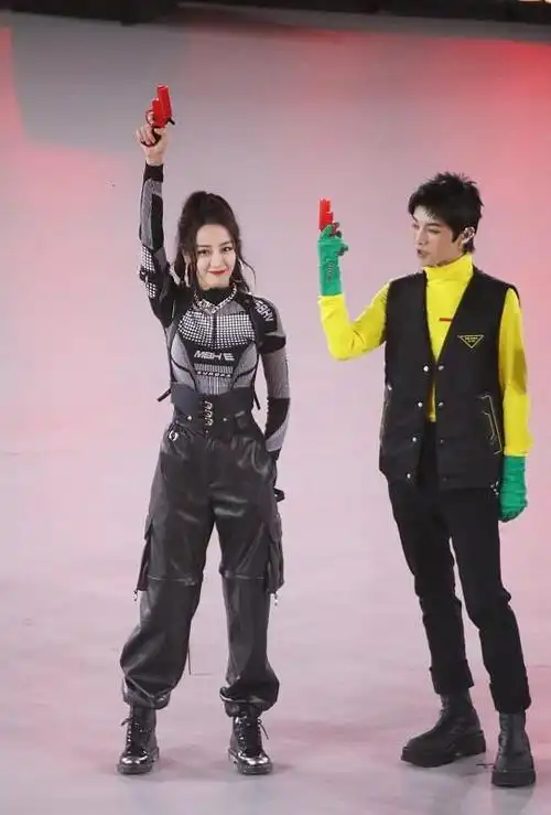 迪丽热巴少见酷系中性穿搭真帅和华晨宇站一起看着都很酷