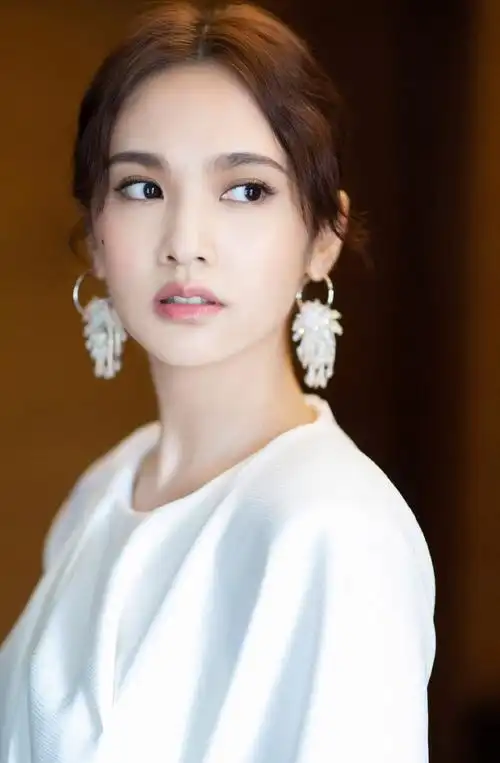 简介:杨丞琳清新优雅写真图片,分享一组杨丞琳图片给大家,图中的明星