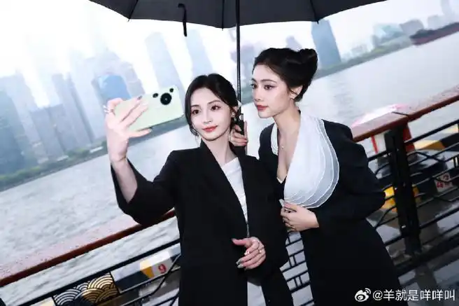 周洁琼许佳琪撑伞